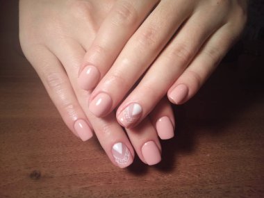 Manikürcü onu mükemmel bir manikürcüye dönüştürdü. Ellerinde cilalı jöle vardı ve müşteri mutluydu.