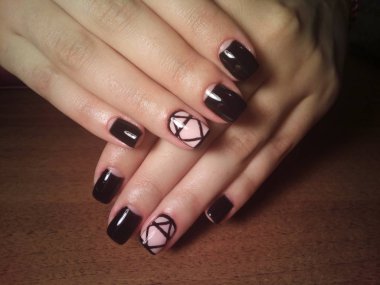 Manikürcü onu mükemmel bir manikürcüye dönüştürdü. Ellerinde cilalı jöle vardı ve müşteri mutluydu.