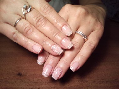 Manikürcü onu mükemmel bir manikürcüye dönüştürdü. Ellerinde cilalı jöle vardı ve müşteri mutluydu.