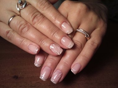 Manikürcü onu mükemmel bir manikürcüye dönüştürdü. Ellerinde cilalı jöle vardı ve müşteri mutluydu.