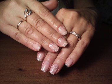 Manikürcü onu mükemmel bir manikürcüye dönüştürdü. Ellerinde cilalı jöle vardı ve müşteri mutluydu.