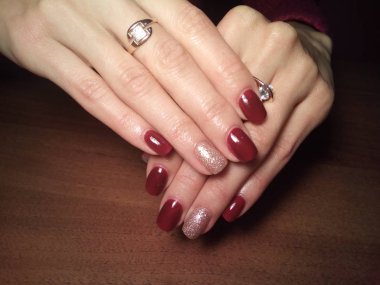 Manikürcü onu mükemmel bir manikürcüye dönüştürdü. Ellerinde cilalı jöle vardı ve müşteri mutluydu.