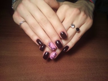 Manikürcü onu mükemmel bir manikürcüye dönüştürdü. Ellerinde cilalı jöle vardı ve müşteri mutluydu.