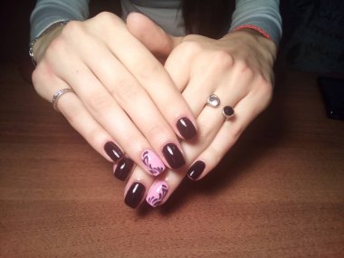 Manikürcü onu mükemmel bir manikürcüye dönüştürdü. Ellerinde cilalı jöle vardı ve müşteri mutluydu.