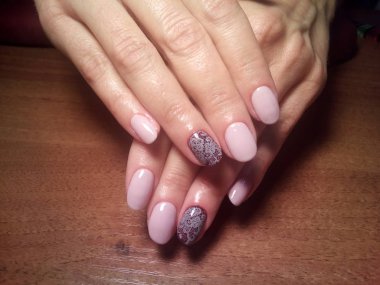 Manikürcü onu mükemmel bir manikürcüye dönüştürdü. Ellerinde cilalı jöle vardı ve müşteri mutluydu.