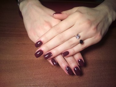 Manikürcü onu mükemmel bir manikürcüye dönüştürdü. Ellerinde cilalı jöle vardı ve müşteri mutluydu.