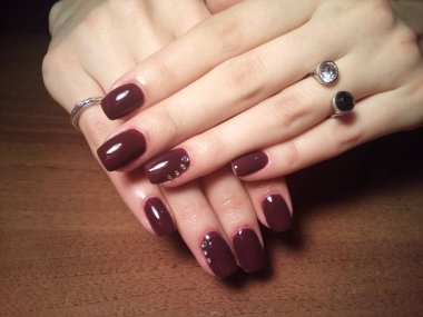 Manikürcü onu mükemmel bir manikürcüye dönüştürdü. Ellerinde cilalı jöle vardı ve müşteri mutluydu.