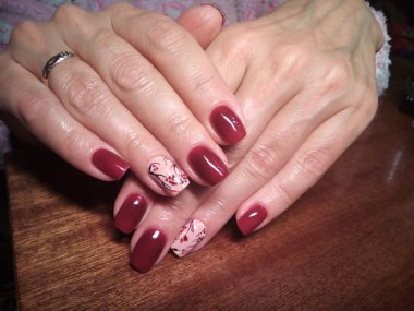 Manikürcü onu mükemmel bir manikürcüye dönüştürdü. Ellerinde cilalı jöle vardı ve müşteri mutluydu.