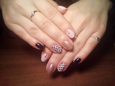 Manikürcü onu mükemmel bir manikürcüye dönüştürdü. Ellerinde cilalı jöle vardı ve müşteri mutluydu.