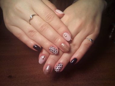 Manikürcü onu mükemmel bir manikürcüye dönüştürdü. Ellerinde cilalı jöle vardı ve müşteri mutluydu.