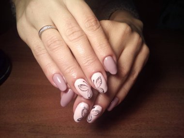 Manikürcü onu mükemmel bir manikürcüye dönüştürdü. Ellerinde cilalı jöle vardı ve müşteri mutluydu.