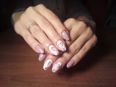 Manikürcü onu mükemmel bir manikürcüye dönüştürdü. Ellerinde cilalı jöle vardı ve müşteri mutluydu.