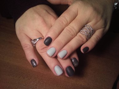 Manikürcü onu mükemmel bir manikürcüye dönüştürdü. Ellerinde cilalı jöle vardı ve müşteri mutluydu.