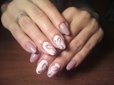 Manikürcü onu mükemmel bir manikürcüye dönüştürdü. Ellerinde cilalı jöle vardı ve müşteri mutluydu.