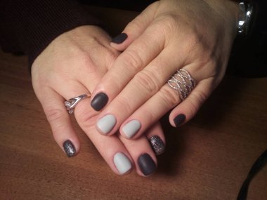 Manikürcü onu mükemmel bir manikürcüye dönüştürdü. Ellerinde cilalı jöle vardı ve müşteri mutluydu.