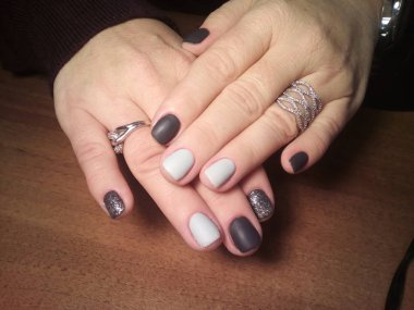 Manikürcü onu mükemmel bir manikürcüye dönüştürdü. Ellerinde cilalı jöle vardı ve müşteri mutluydu.