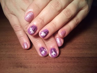 Manikürcü onu mükemmel bir manikürcüye dönüştürdü. Ellerinde cilalı jöle vardı ve müşteri mutluydu.