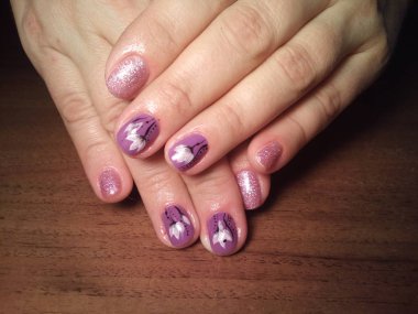 Manikürcü onu mükemmel bir manikürcüye dönüştürdü. Ellerinde cilalı jöle vardı ve müşteri mutluydu.