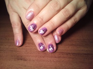 Manikürcü onu mükemmel bir manikürcüye dönüştürdü. Ellerinde cilalı jöle vardı ve müşteri mutluydu.