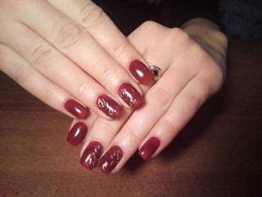 Manikürcü onu mükemmel bir manikürcüye dönüştürdü. Ellerinde cilalı jöle vardı ve müşteri mutluydu.