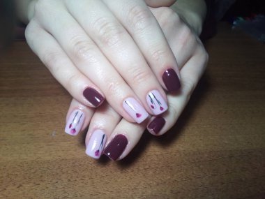 Manikürcü onu mükemmel bir manikürcüye dönüştürdü. Ellerinde cilalı jöle vardı ve müşteri mutluydu.