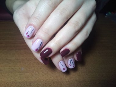 Manikürcü onu mükemmel bir manikürcüye dönüştürdü. Ellerinde cilalı jöle vardı ve müşteri mutluydu.