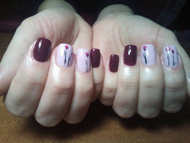 Manikürcü onu mükemmel bir manikürcüye dönüştürdü. Ellerinde cilalı jöle vardı ve müşteri mutluydu.