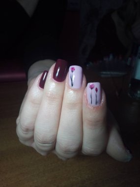 Manikürcü onu mükemmel bir manikürcüye dönüştürdü. Ellerinde cilalı jöle vardı ve müşteri mutluydu.