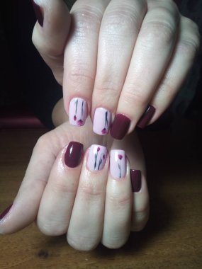 Manikürcü onu mükemmel bir manikürcüye dönüştürdü. Ellerinde cilalı jöle vardı ve müşteri mutluydu.