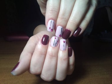 Manikürcü onu mükemmel bir manikürcüye dönüştürdü. Ellerinde cilalı jöle vardı ve müşteri mutluydu.