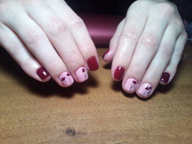 Manikürcü onu mükemmel bir manikürcüye dönüştürdü. Ellerinde cilalı jöle vardı ve müşteri mutluydu.