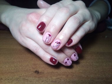 Manikürcü onu mükemmel bir manikürcüye dönüştürdü. Ellerinde cilalı jöle vardı ve müşteri mutluydu.