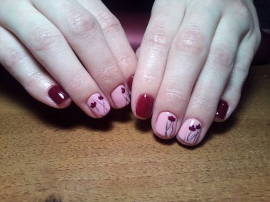 Manikürcü onu mükemmel bir manikürcüye dönüştürdü. Ellerinde cilalı jöle vardı ve müşteri mutluydu.