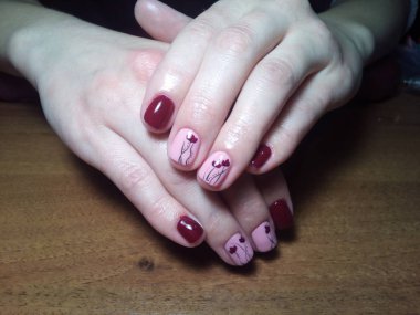 Manikürcü onu mükemmel bir manikürcüye dönüştürdü. Ellerinde cilalı jöle vardı ve müşteri mutluydu.