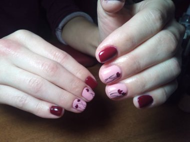 Manikürcü onu mükemmel bir manikürcüye dönüştürdü. Ellerinde cilalı jöle vardı ve müşteri mutluydu.