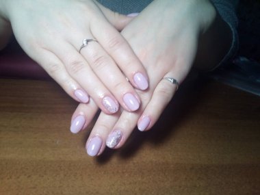 Manikürcü onu mükemmel bir manikürcüye dönüştürdü. Ellerinde cilalı jöle vardı ve müşteri mutluydu.