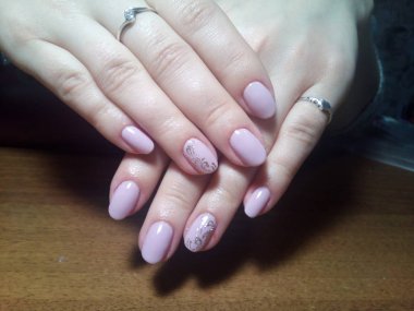 Manikürcü onu mükemmel bir manikürcüye dönüştürdü. Ellerinde cilalı jöle vardı ve müşteri mutluydu.