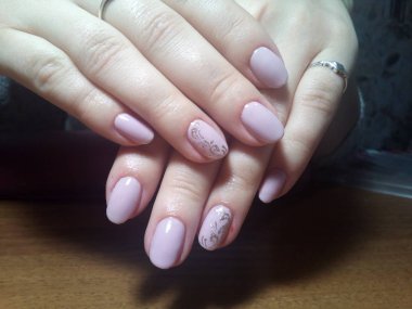 Manikürcü onu mükemmel bir manikürcüye dönüştürdü. Ellerinde cilalı jöle vardı ve müşteri mutluydu.