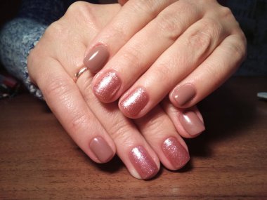 Manikürcü onu mükemmel bir manikürcüye dönüştürdü. Ellerinde cilalı jöle vardı ve müşteri mutluydu.