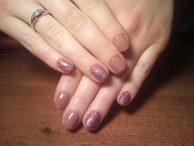 Manikürcü onu mükemmel bir manikürcüye dönüştürdü. Ellerinde cilalı jöle vardı ve müşteri mutluydu.