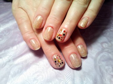 Manikürcü onu mükemmel bir manikürcüye dönüştürdü. Ellerinde cilalı jöle vardı ve müşteri mutluydu.