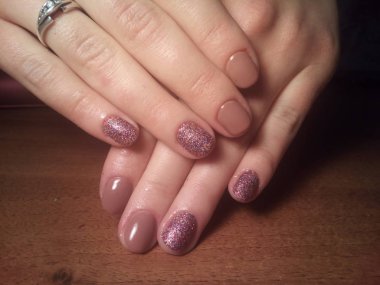 Manikürcü onu mükemmel bir manikürcüye dönüştürdü. Ellerinde cilalı jöle vardı ve müşteri mutluydu.