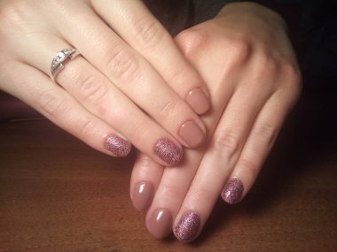 Manikürcü onu mükemmel bir manikürcüye dönüştürdü. Ellerinde cilalı jöle vardı ve müşteri mutluydu.