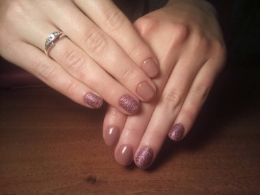 Manikürcü onu mükemmel bir manikürcüye dönüştürdü. Ellerinde cilalı jöle vardı ve müşteri mutluydu.