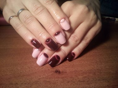 Manikürcü onu mükemmel bir manikürcüye dönüştürdü. Ellerinde cilalı jöle vardı ve müşteri mutluydu.