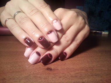 Manikürcü onu mükemmel bir manikürcüye dönüştürdü. Ellerinde cilalı jöle vardı ve müşteri mutluydu.