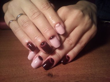 Manikürcü onu mükemmel bir manikürcüye dönüştürdü. Ellerinde cilalı jöle vardı ve müşteri mutluydu.