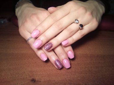 Manikürcü onu mükemmel bir manikürcüye dönüştürdü. Ellerinde cilalı jöle vardı ve müşteri mutluydu.