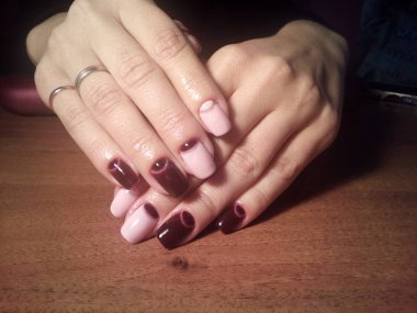 Manikürcü onu mükemmel bir manikürcüye dönüştürdü. Ellerinde cilalı jöle vardı ve müşteri mutluydu.