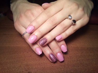 Manikürcü onu mükemmel bir manikürcüye dönüştürdü. Ellerinde cilalı jöle vardı ve müşteri mutluydu.